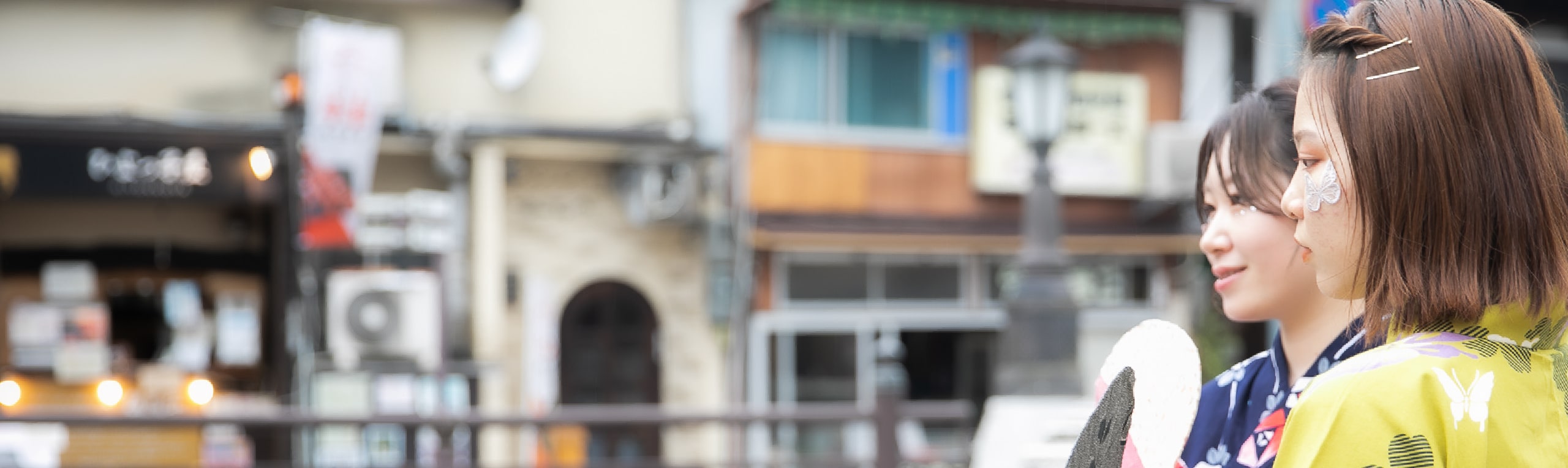 湯村温泉スポットにいる浴衣を着た二人の女性の横顔