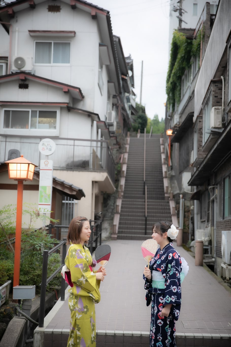 湯村温泉レトロな街並みにたつ浴衣を着た二人の女性