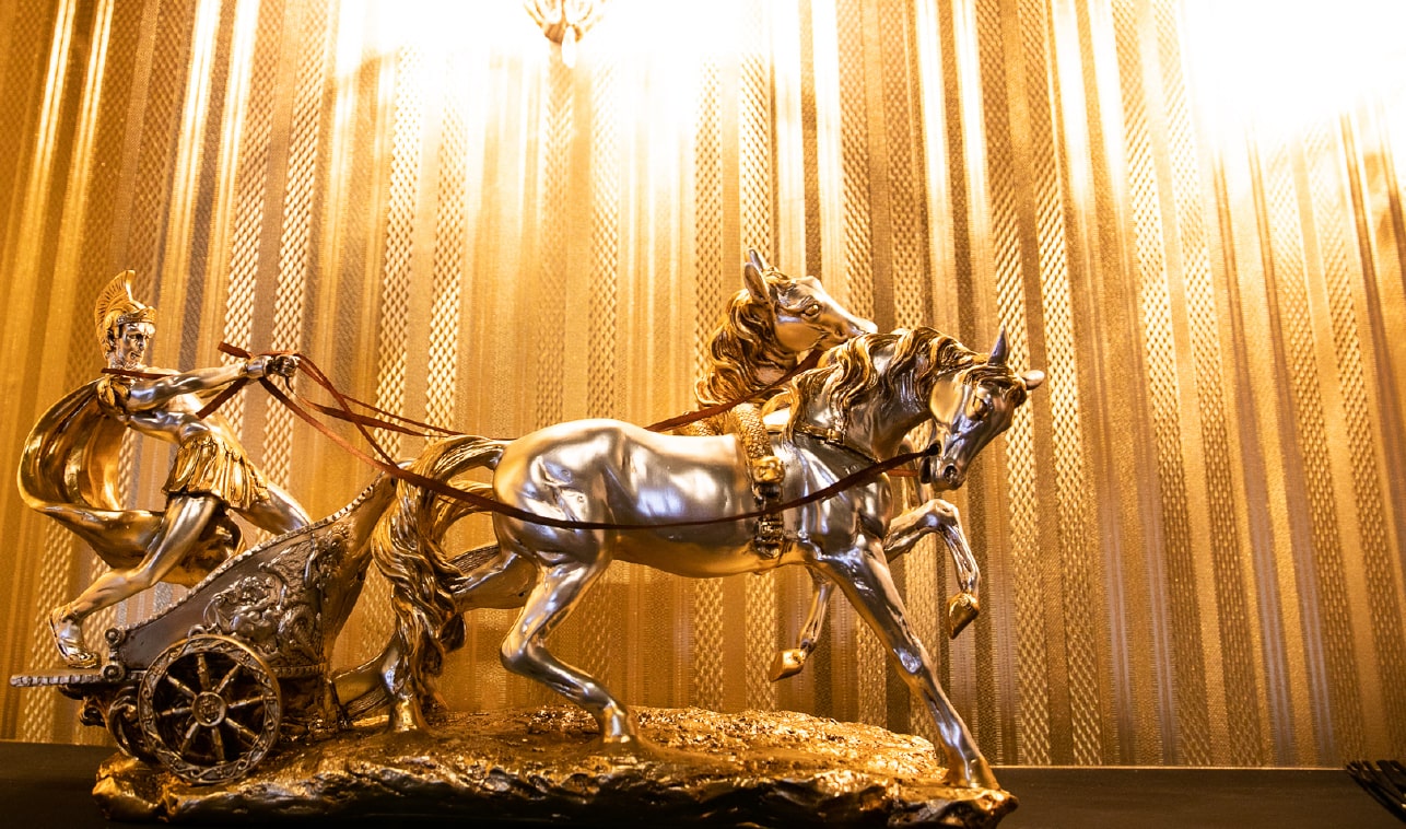 黄金色の壁紙と置物