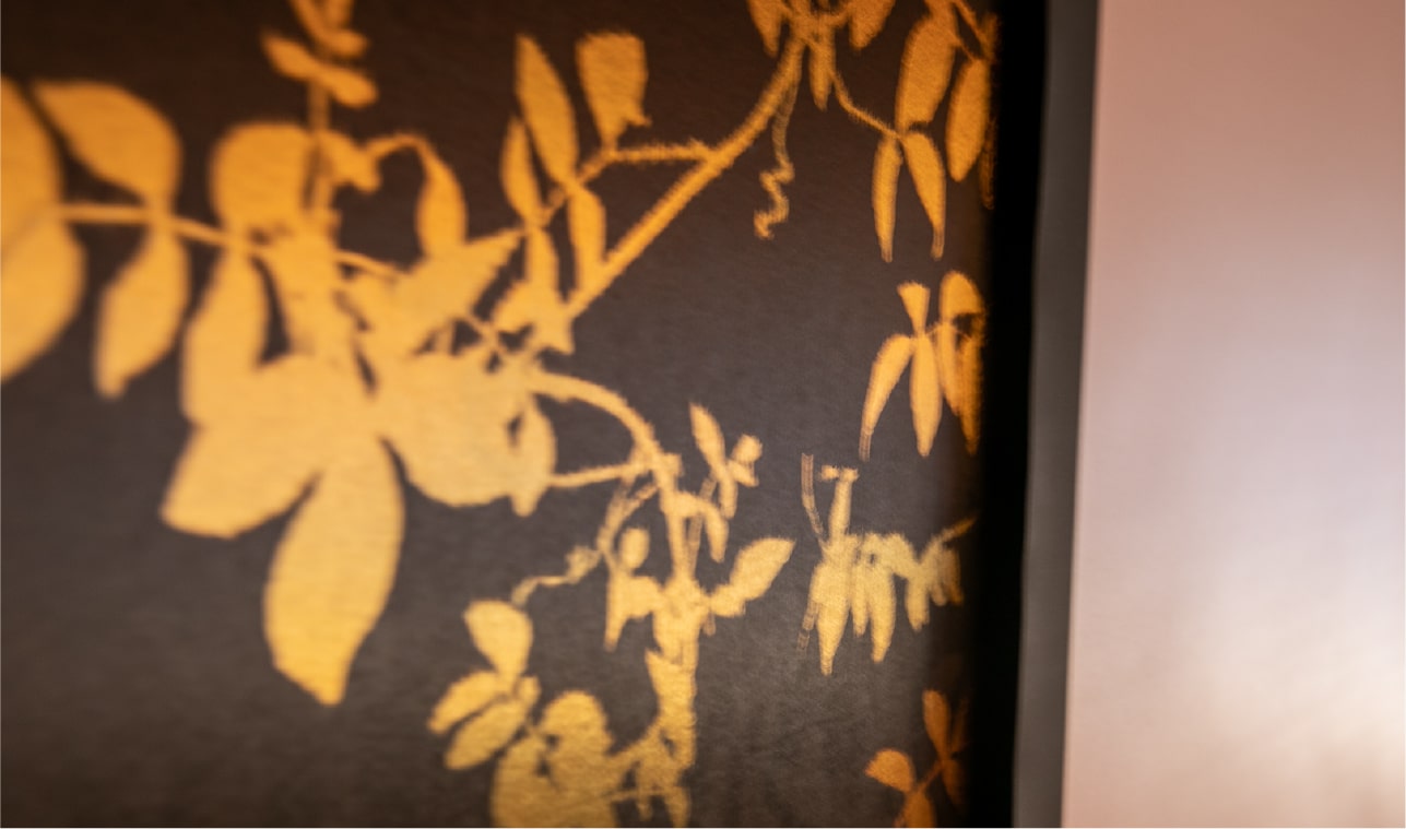 黄金色の壁紙と置物