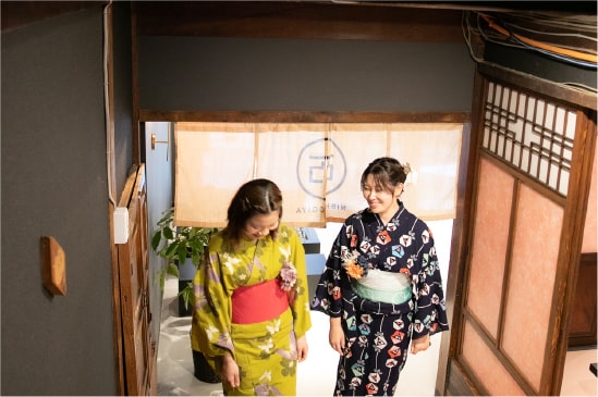 入店し、階段を上がる浴衣を着た二人の女性