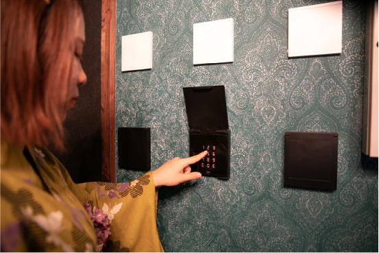 予約ボタンを押す女性