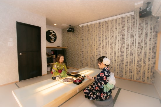 食事をしている女性