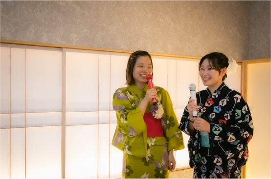 カラオケしている女性